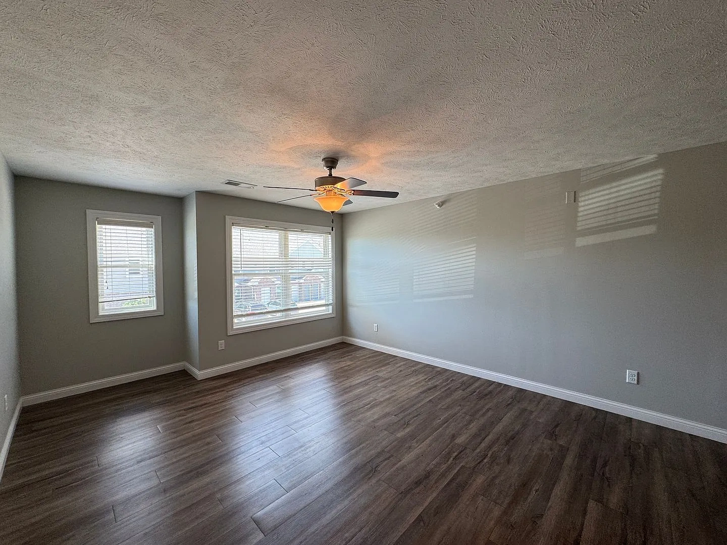 1037-1041 Ekstam Drive – photo 3