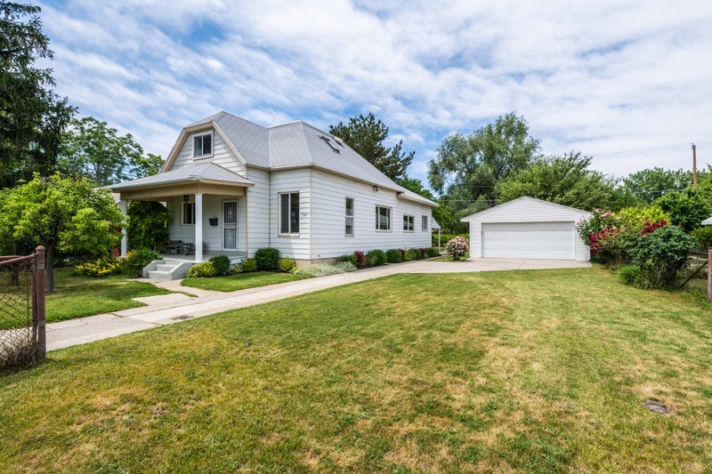 756 Glendale St W – photo 1