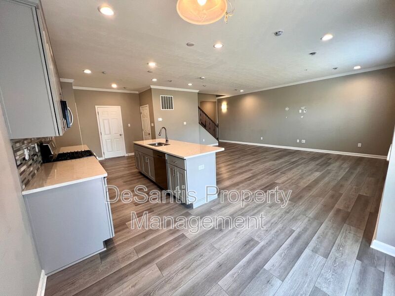 2105 Canterbury Dr – photo 2