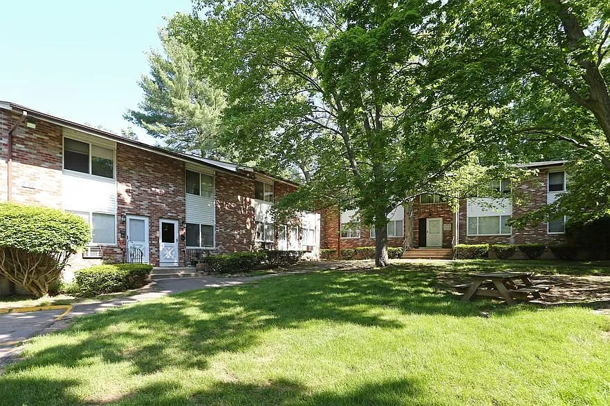 Brookside Gardens Apartments – photo 4