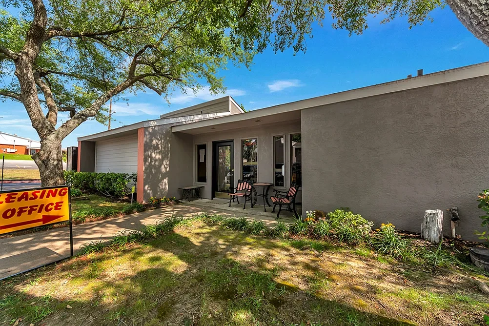 Oak Manor Apartments – photo 2