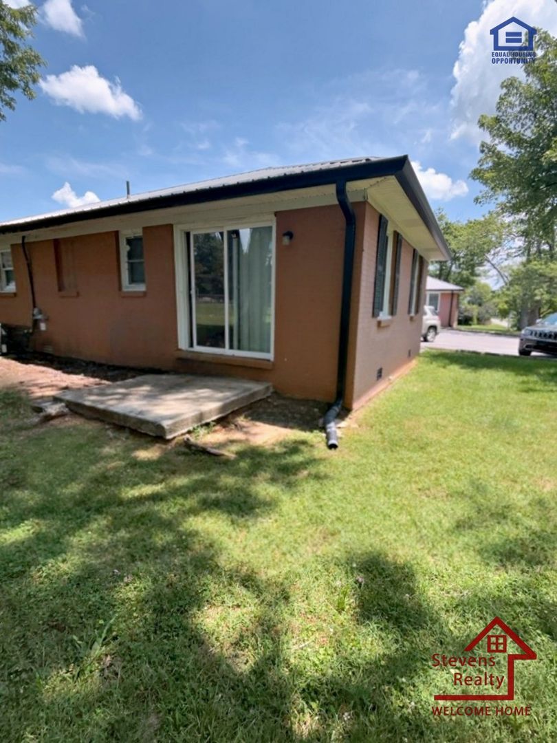 412 Greggview St – photo 2