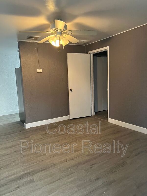 7026 Washington St – photo 3