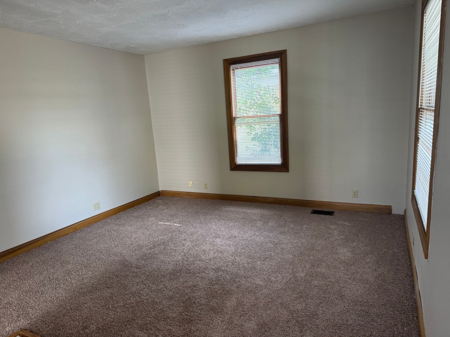 1211 E Walnut St – photo 4