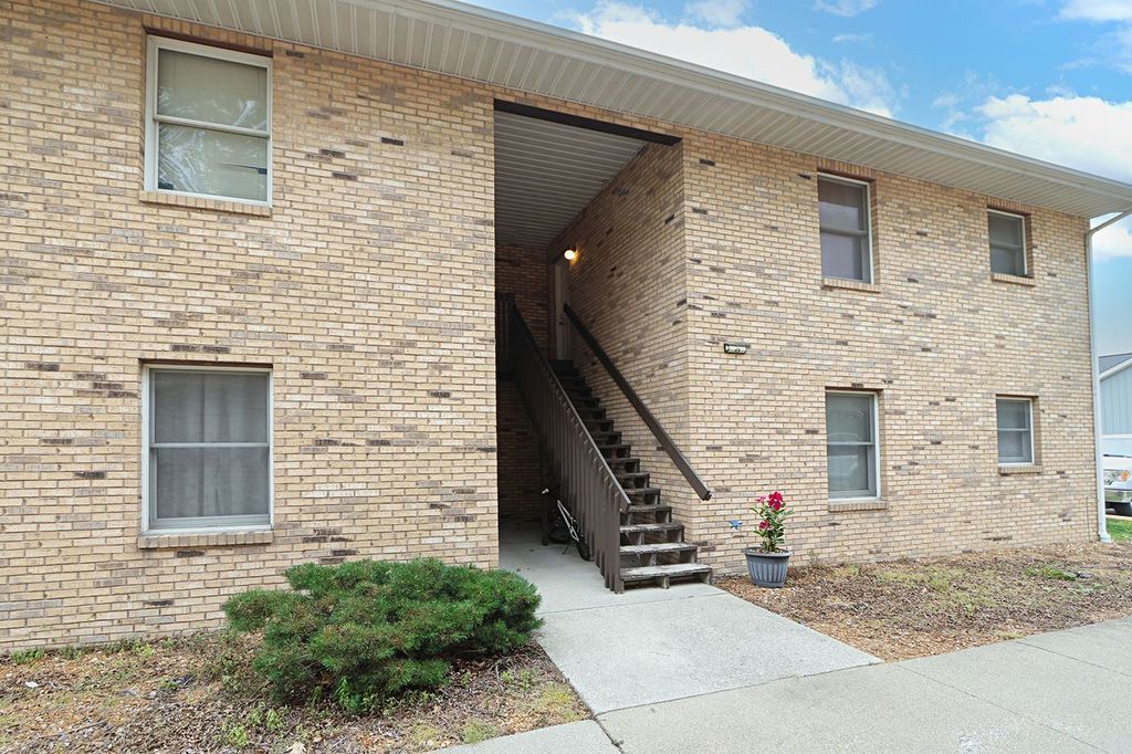 318 E 1st St unit 318 – photo 2