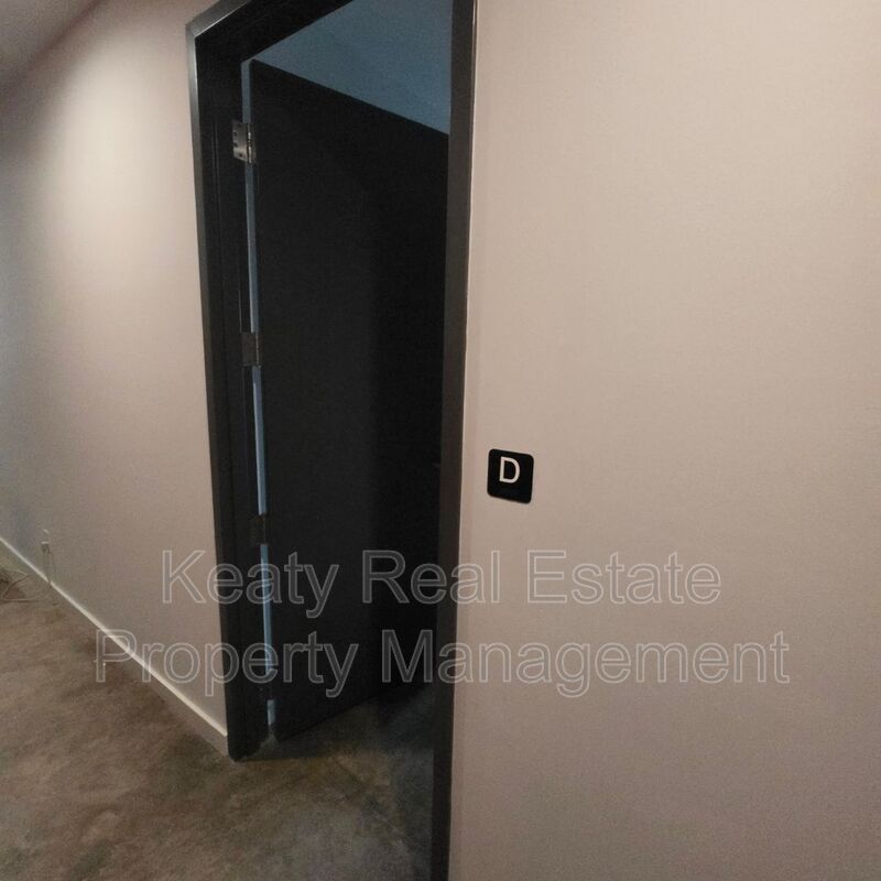 136 E Cypress St unit D – photo 3