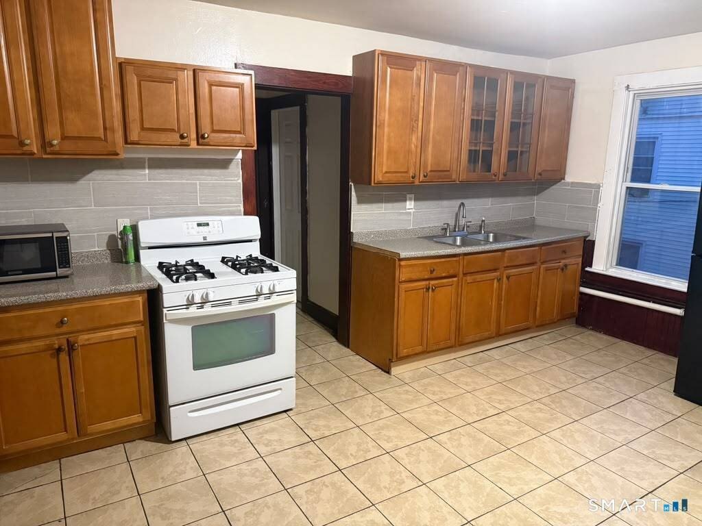 727 East St – photo 3