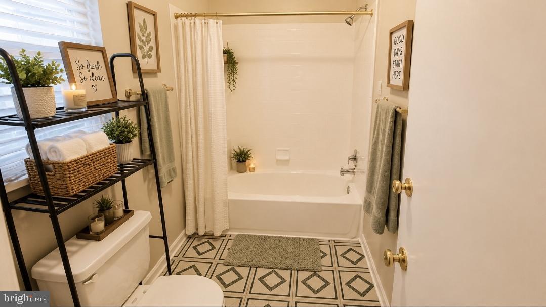 2561 Robinson Pl – photo 2