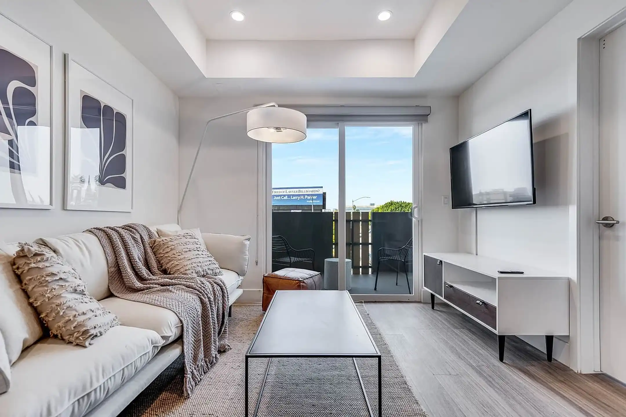 Ecco Fountain 5460 Fountain Ave Los Angeles, CA