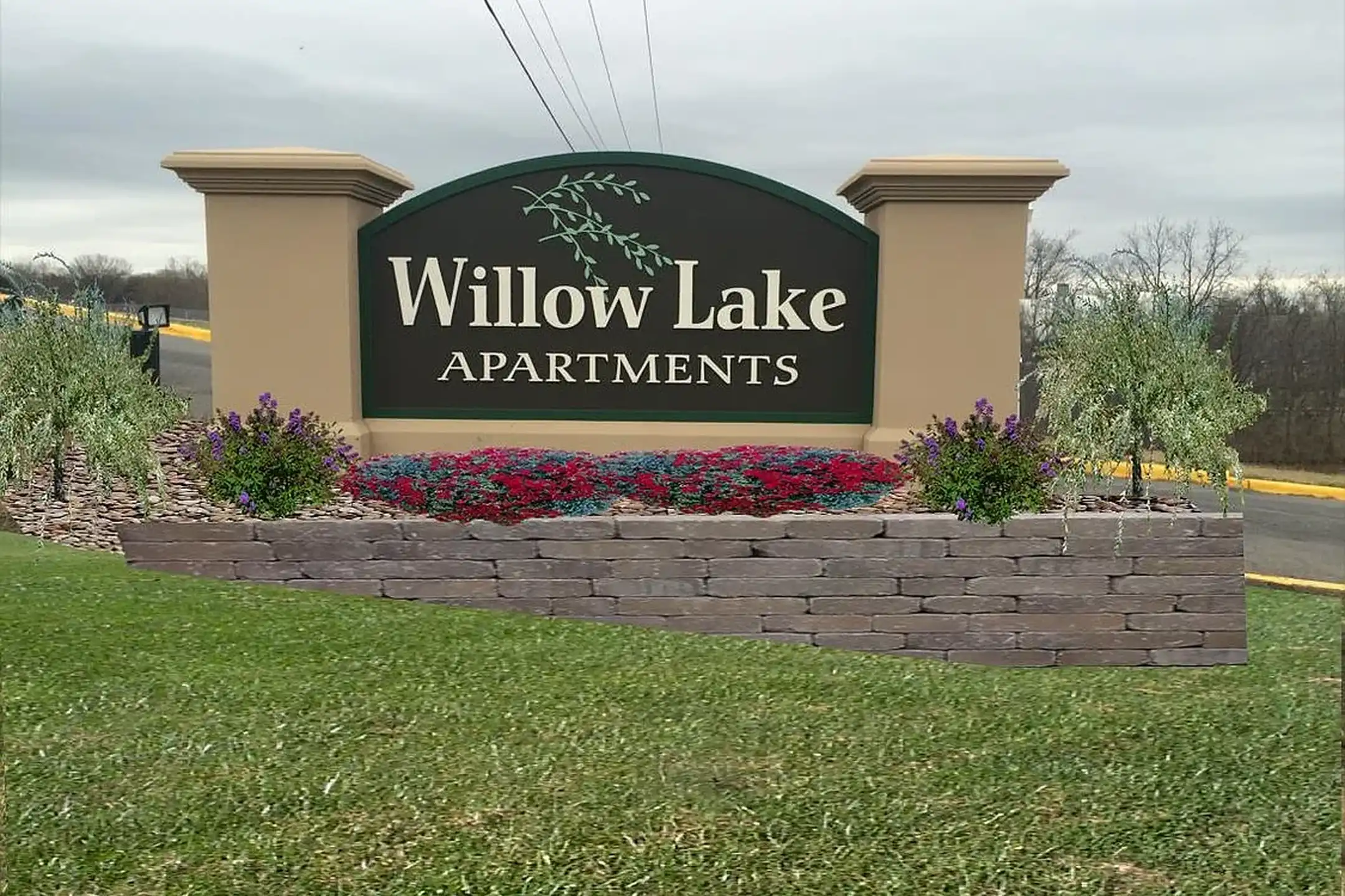 Willow Lake Apartments - 6002 NW Prairie View Rd - Kansas City, MO | Rent.