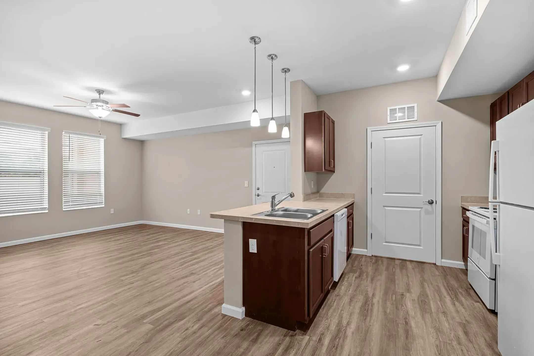 L’Appartement AMERICANA N/S Fooded P/O The Arbors @ 15th - 265 W 15th St - Panama City, FL | Rent.