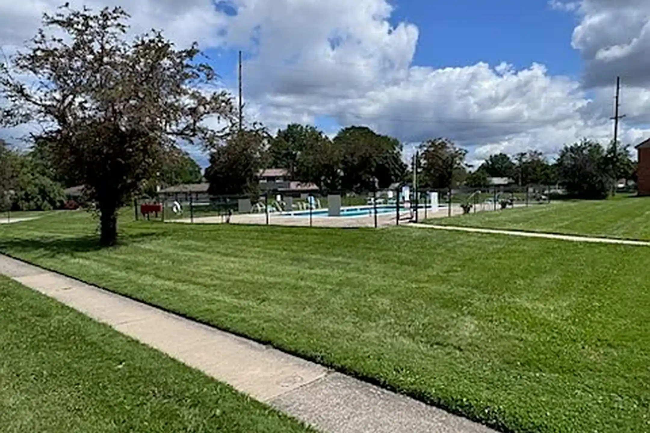 Royal Madison Apartments 1879 W Thirteen Mile Rd Madison