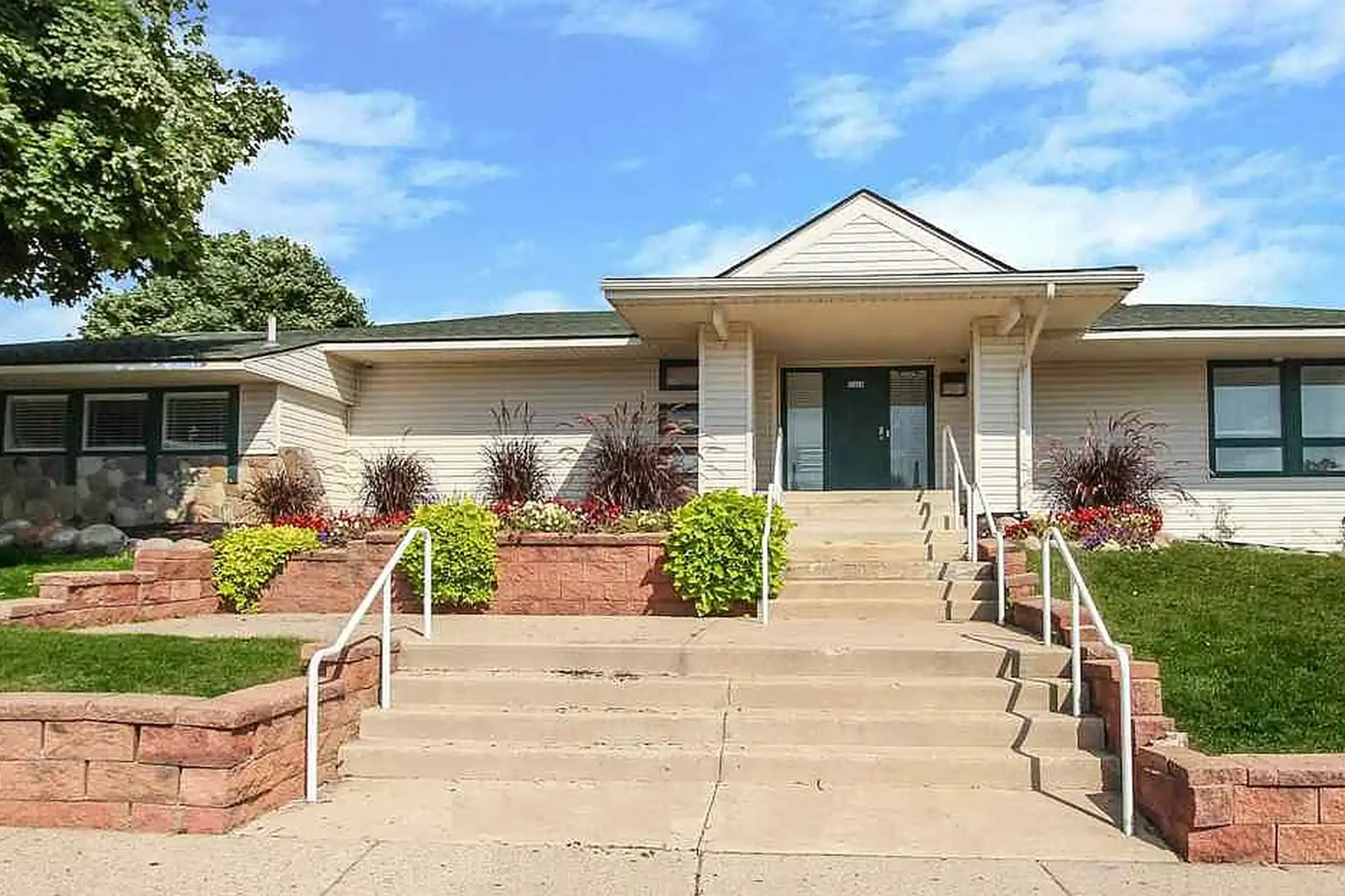 Oakland Glens 41875 Carousel St Novi, MI