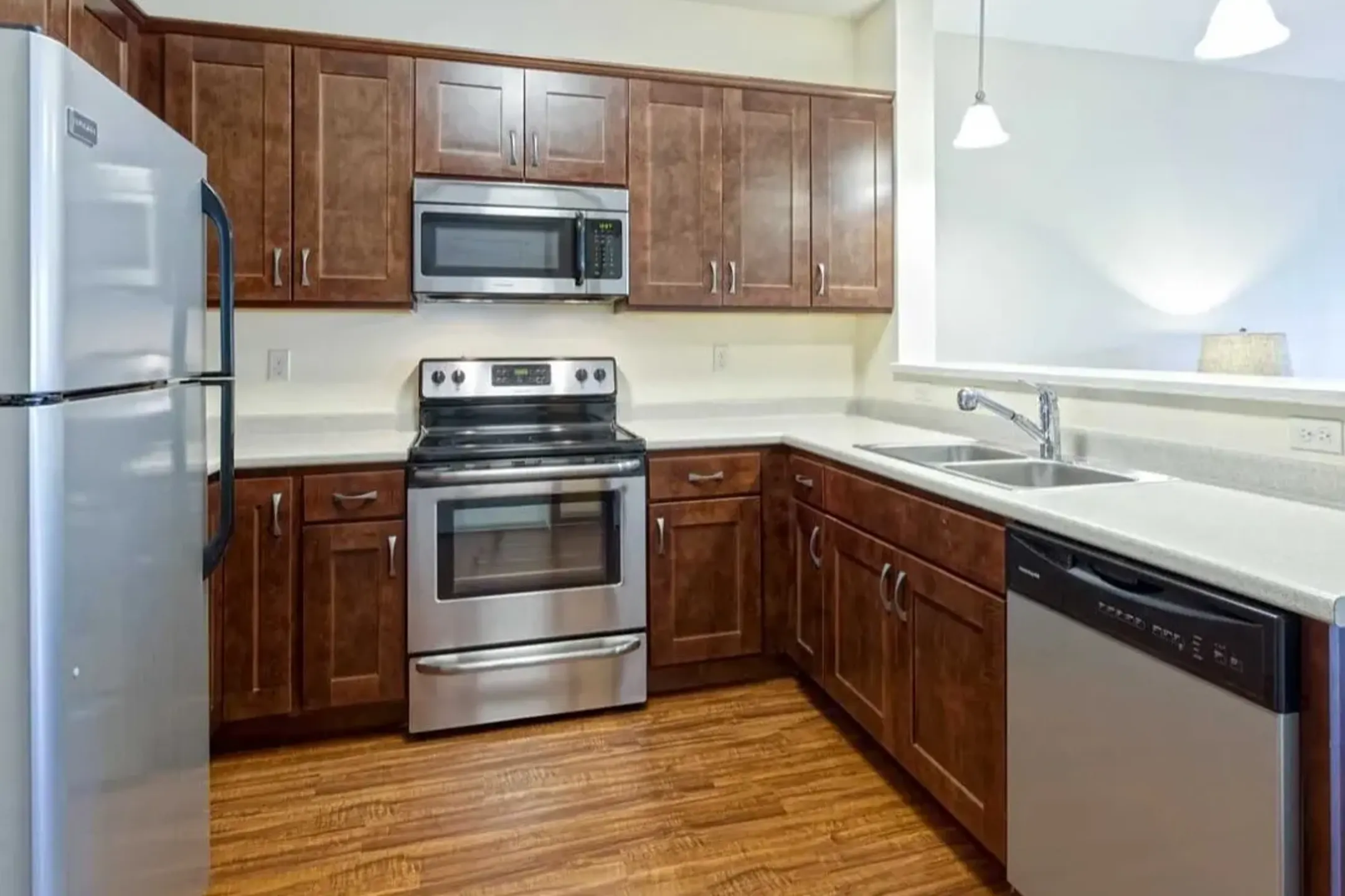 Ave Mujica　PR The Park Apartments in Kutzky Neighborhood - 408 8 1/2 Ave