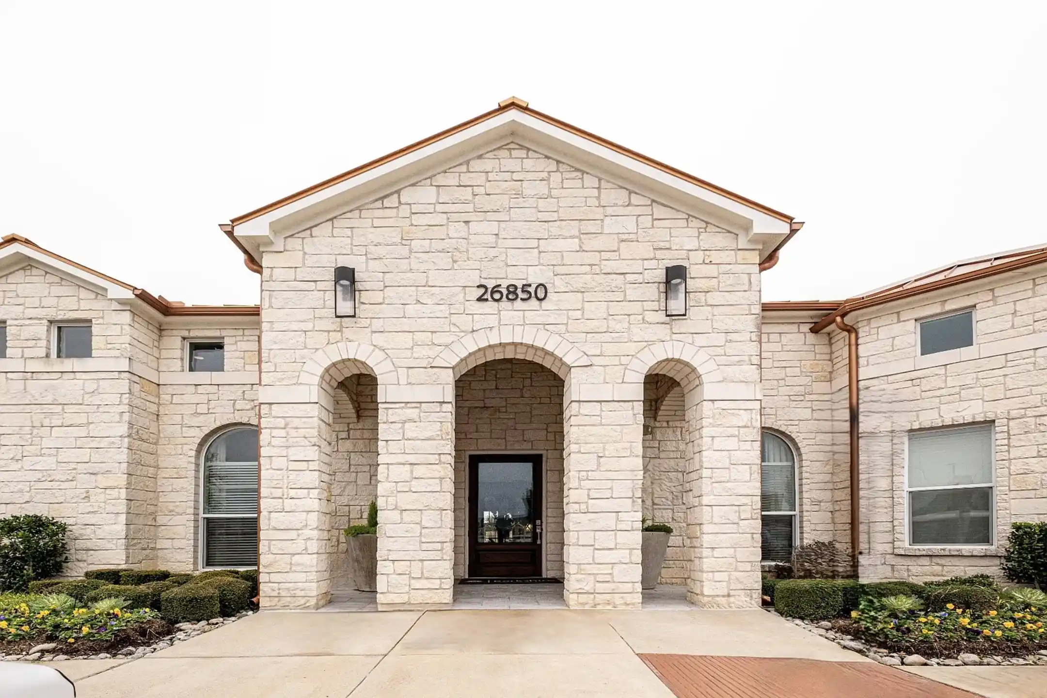 THE GREAT ESTATES グリニッチ 11,300 Sq. Ft. Stone Mansion Pending Sale in Mid-Country
