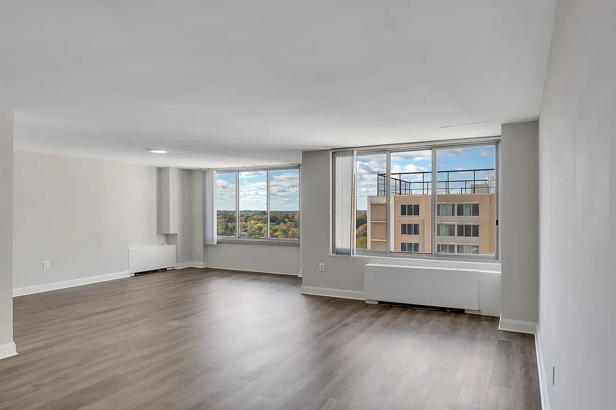 洋書 PISOS PILOTO-MODEL APARTMENTS Paseo Estero I – MidPen Housing