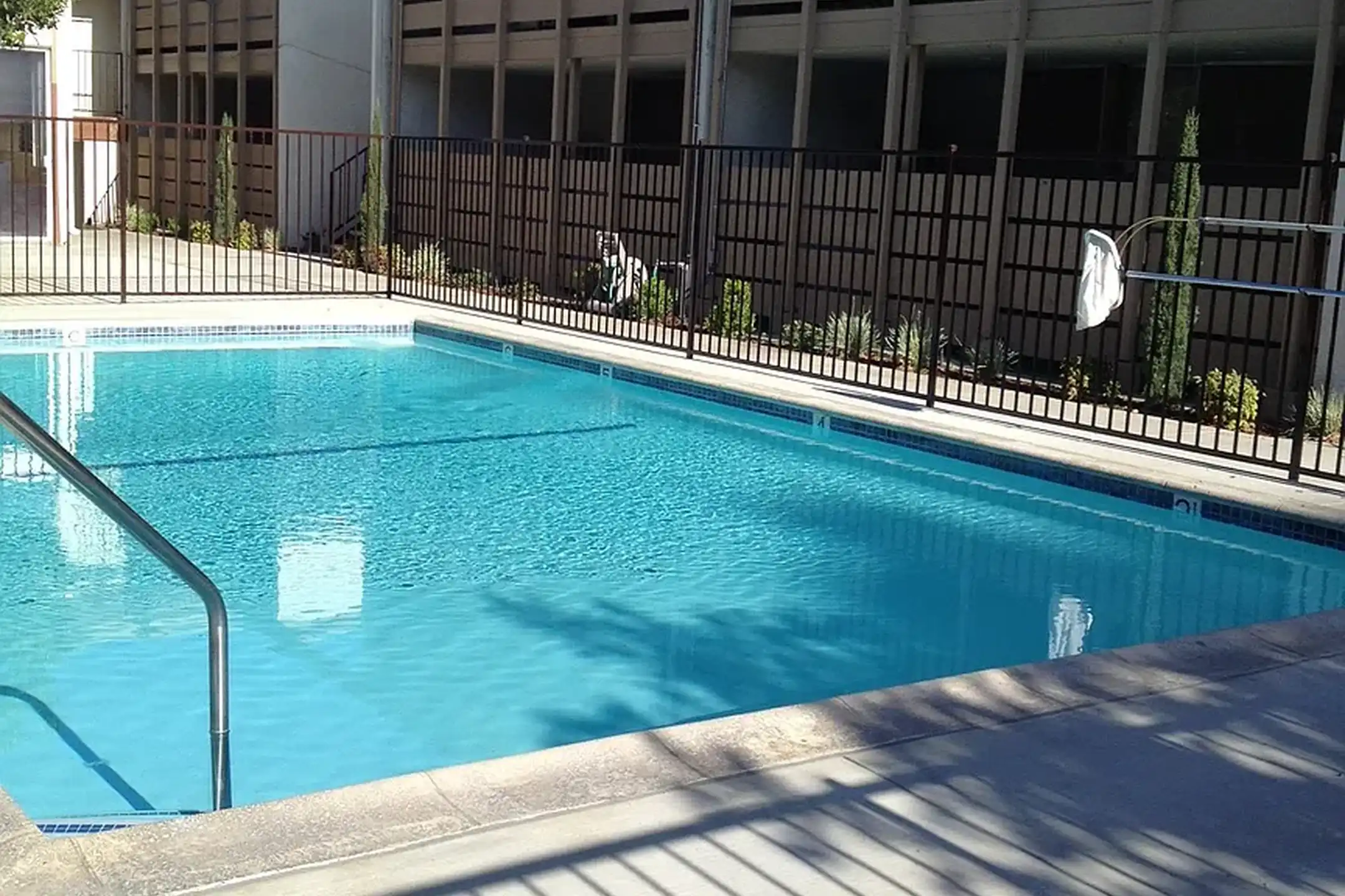 MONROE MANOR 8715 Magnolia Ave Riverside, CA