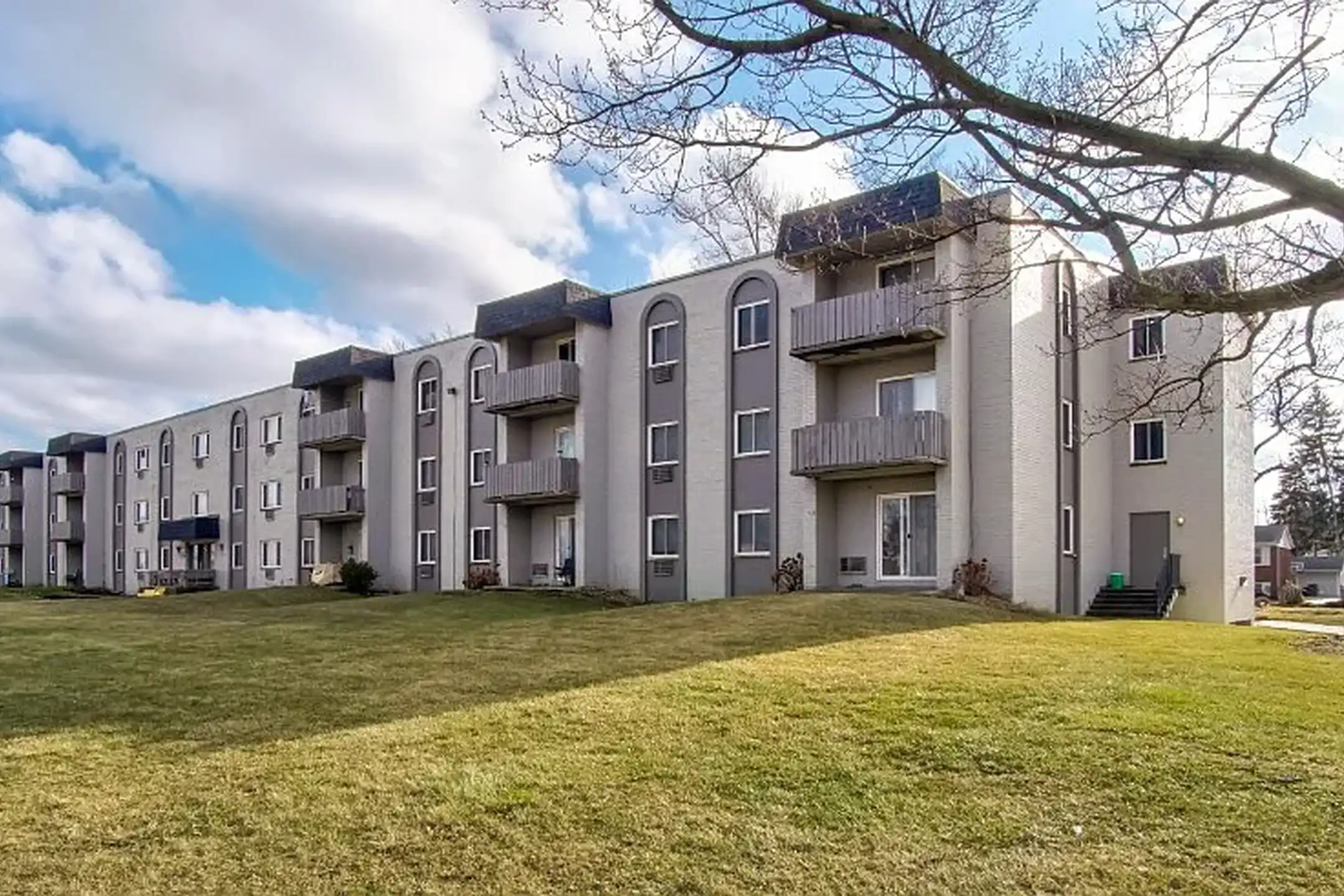 Riviera Apartments 2323 Shoreland Ave Toledo, OH