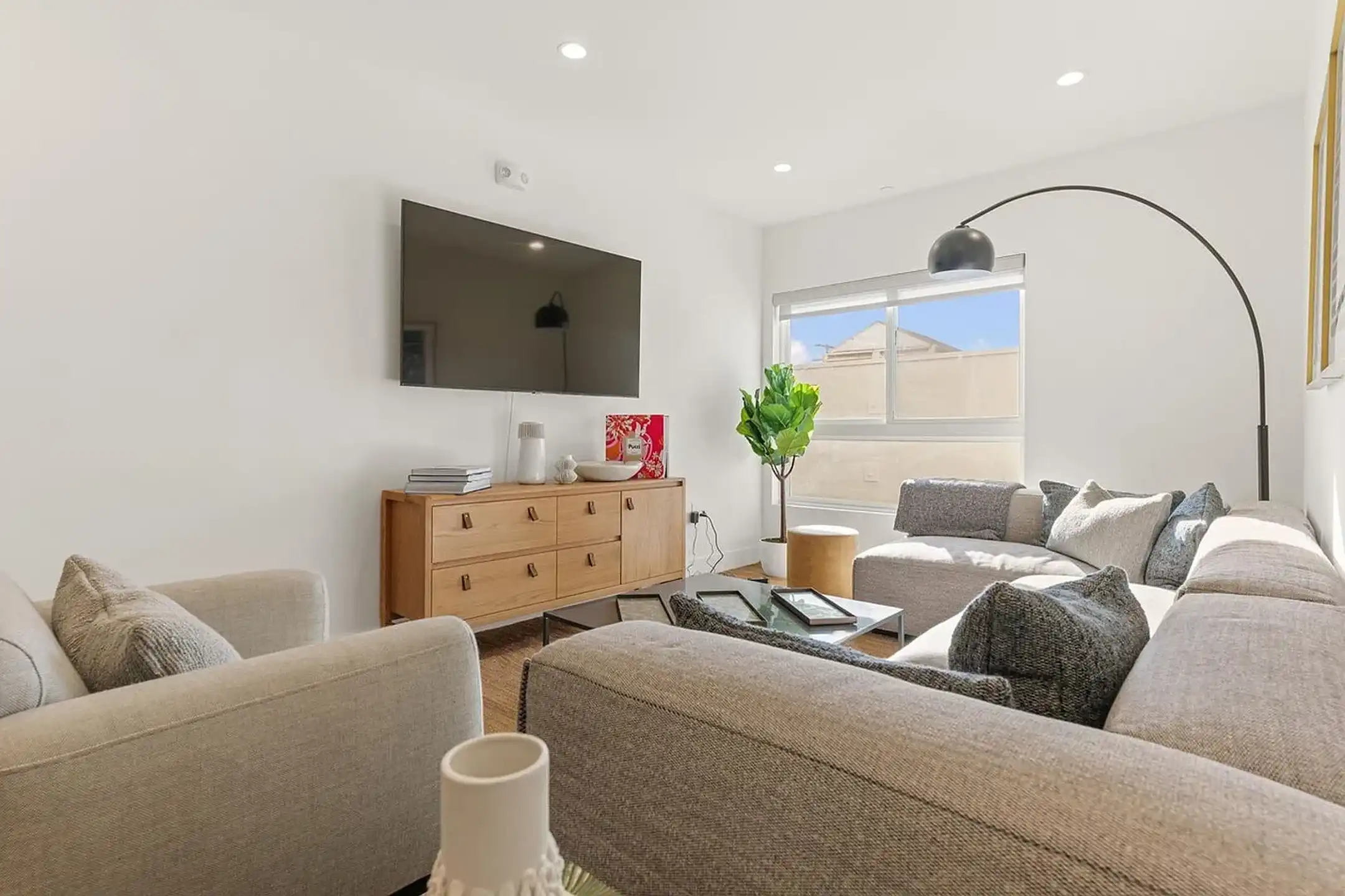 Ecco Fountain 5460 Fountain Ave Los Angeles, CA