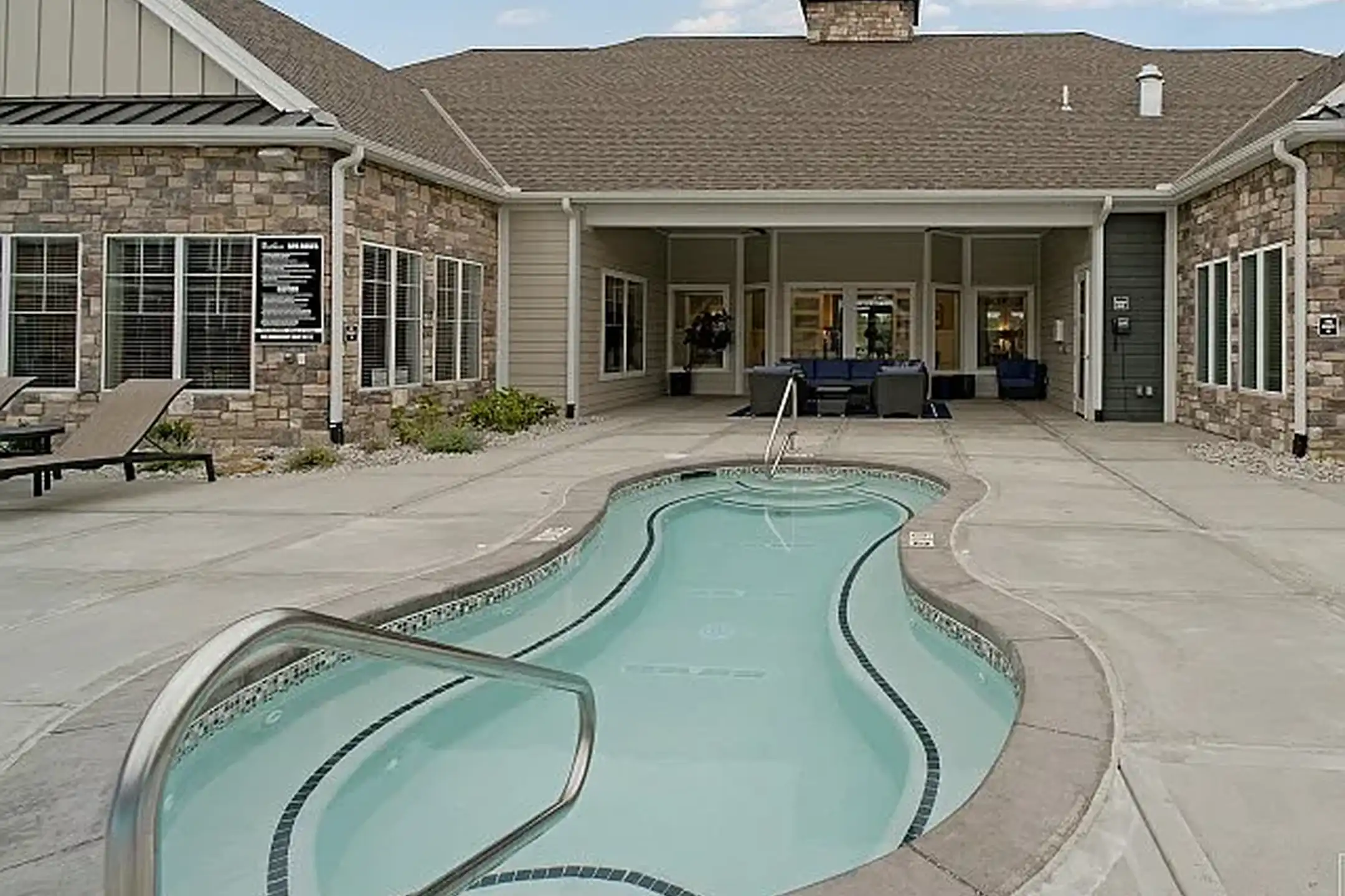 Steeplechase Apartments 311 NW 96th St Kansas City, MO