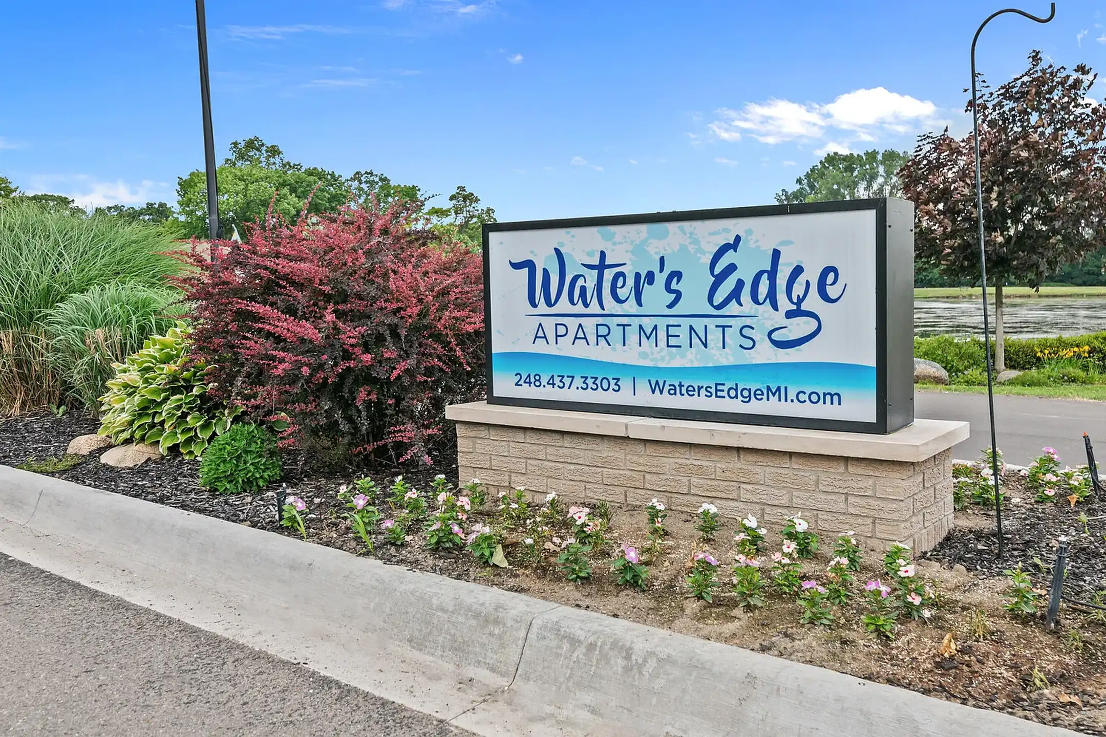 Water's Edge Apartments 549 Lakewood Dr South Lyon, MI