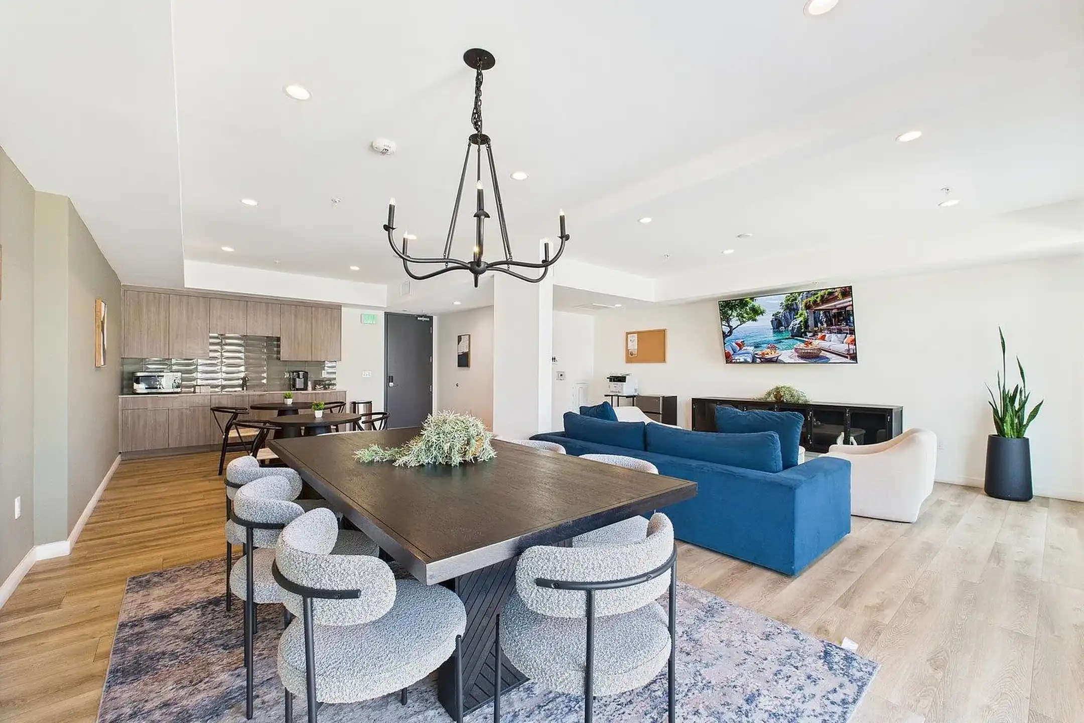 E on Adams 5181 W Adams Blvd Los Angeles, CA