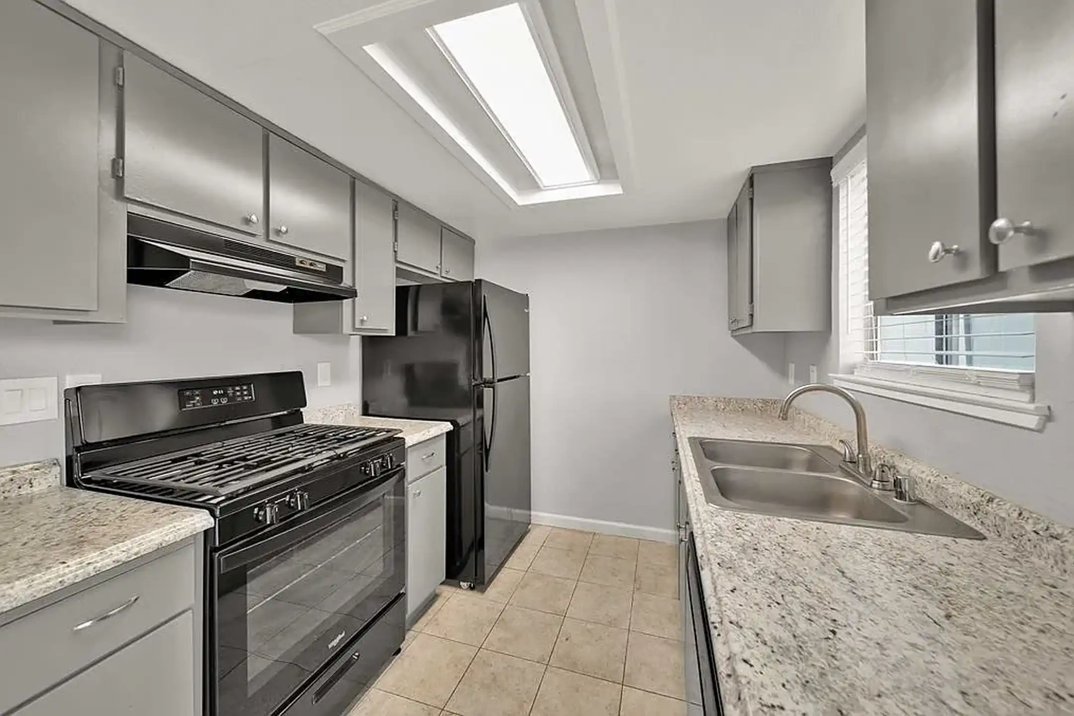 THE APARTNENT ラグマット　stabridge Heather Ridge Apartments - 830 Saint Marks St - Redding, CA | Rent.