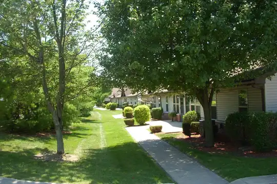 newParis townhouse green This revamped Brooklyn townhouse will leave you green with  main image 3