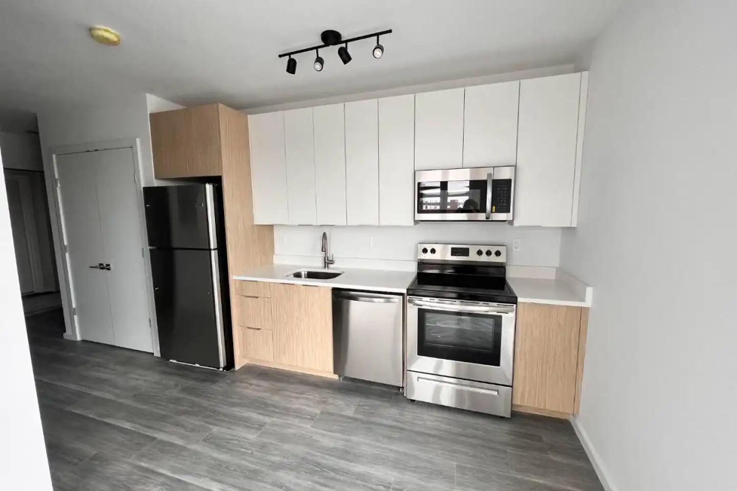 160 Middlesex St unit 204 - Lowell, MA | Rent.