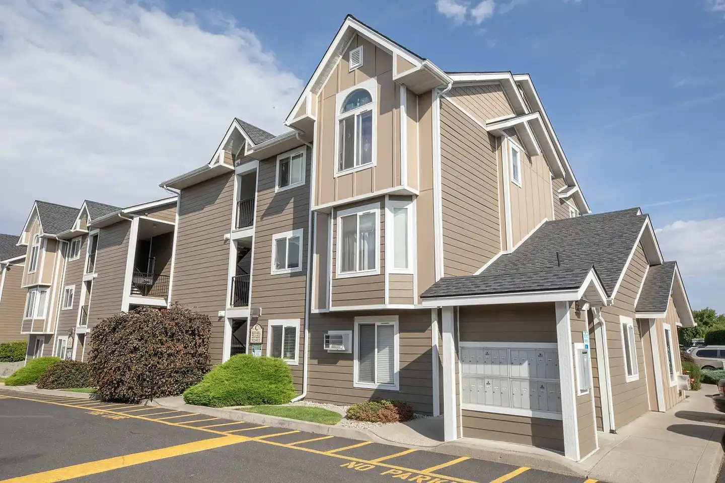 Knightsbridge Apartments - 910 E Holyoke Ave - Spokane, WA | Rent.