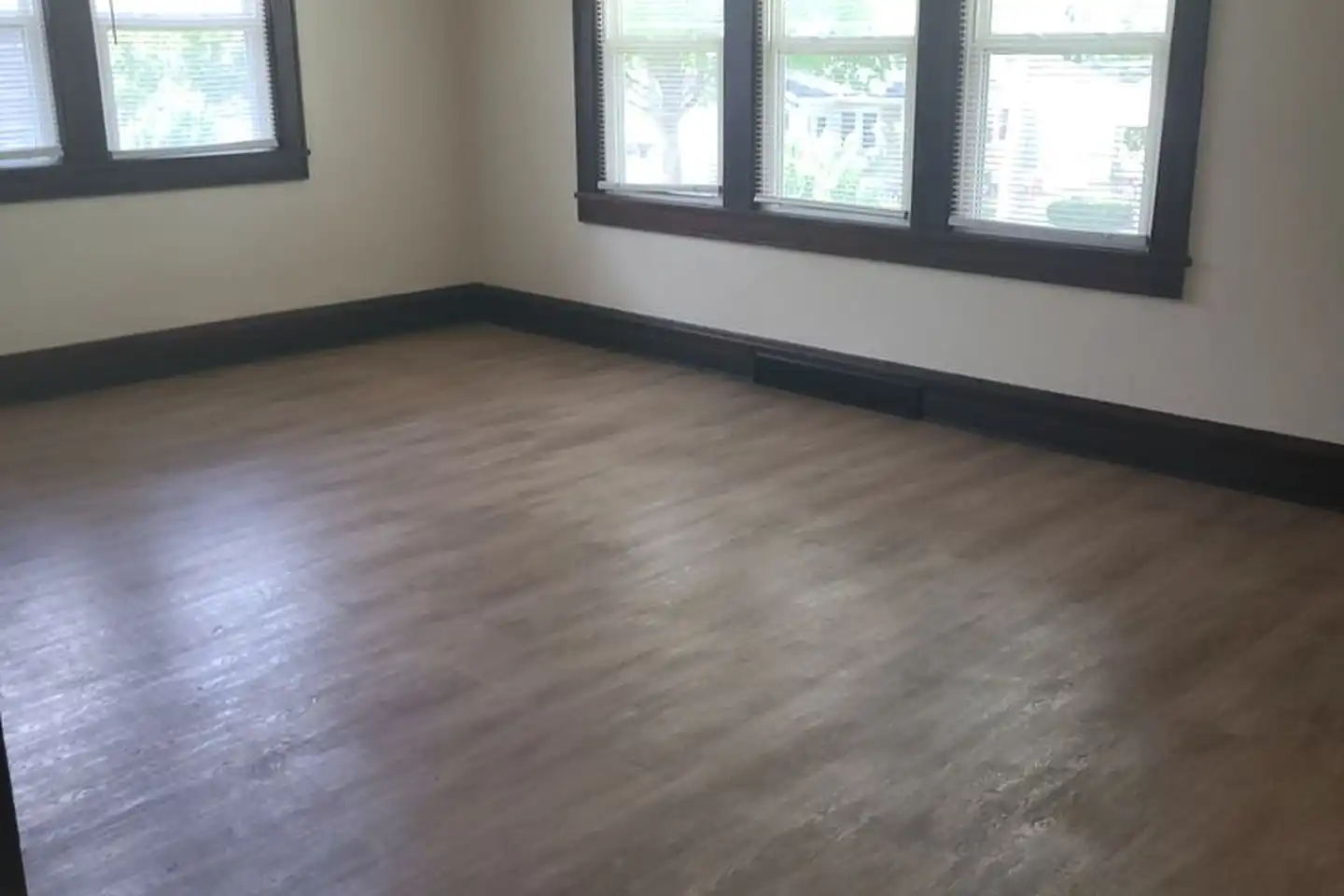 933 Division St unit upper front - Green Bay, WI | Rent.
