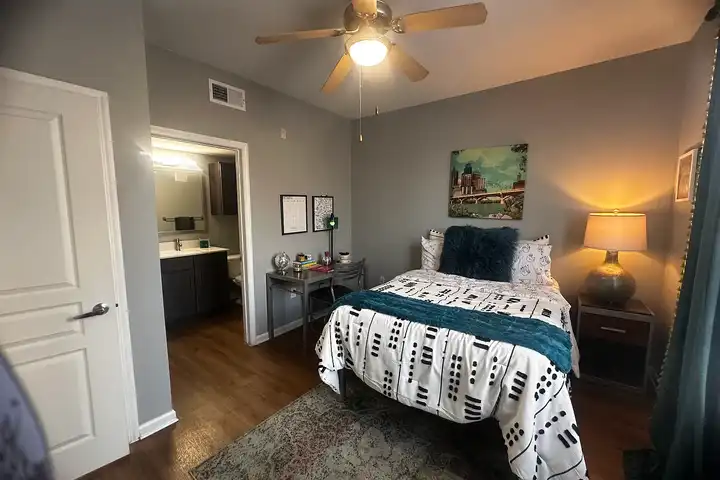 The Quarters Sterling House (Student Housing - Rent by the Bed) - 709 W ...