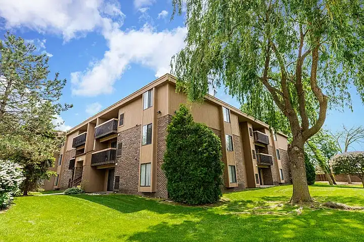 Lakeside Village Apartments - 15770 Lakeside Village Dr - Clinton ...
