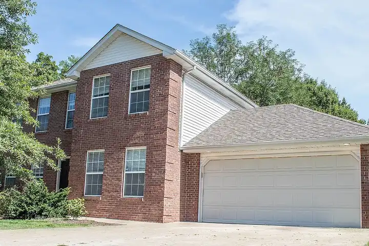 Walker's Ridge of Columbia - 3910 W Oak Dr - Columbia, MO | Rent.