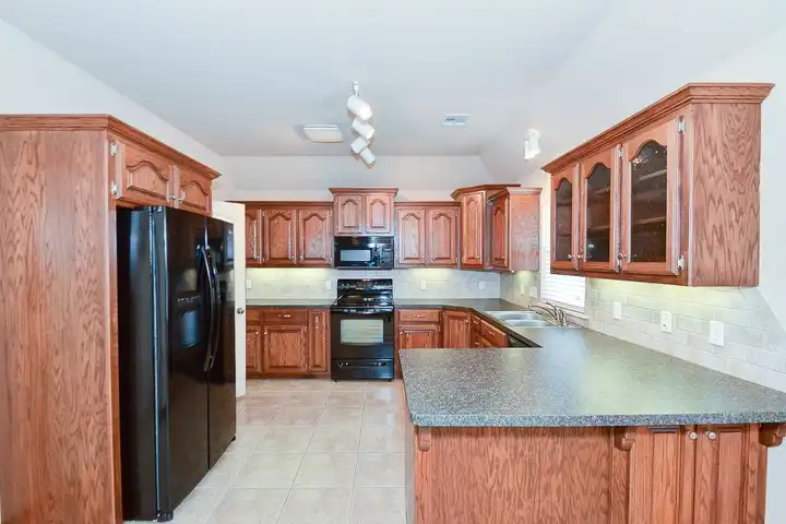 8916 Estelle Manor Cir - Oklahoma City, OK | Rent.