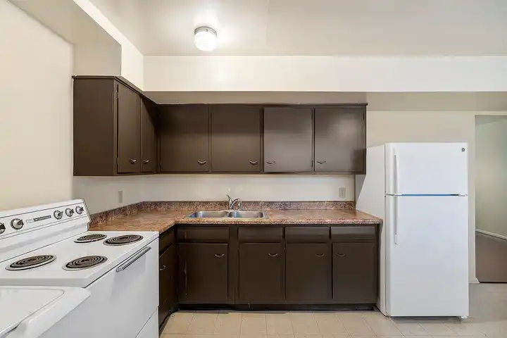 Falcon Way Townhomes - 909 N Maplewood Dr - Rantoul, IL | Rent.
