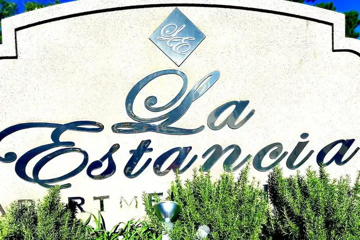 USA ストリート看板　ロングタイプESTANCIA La Estancia Apartments - 7900 Viscount Blvd - El Paso, TX | Rent.