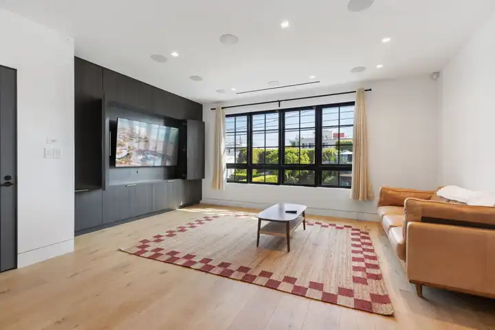 2205 Ocean Front Walk - Los Angeles, CA | Rent.