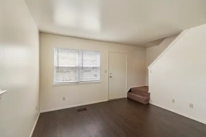 Falcon Way Townhomes - 909 N Maplewood Dr - Rantoul, IL | Rent.