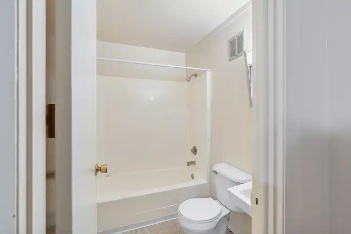 Falcon Way Townhomes - 909 N Maplewood Dr - Rantoul, IL | Rent.