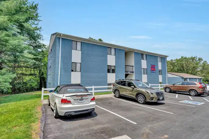 Flats at Thrasher Park - 804 Old Vinton Mill Rd NE - Roanoke, VA | Rent.