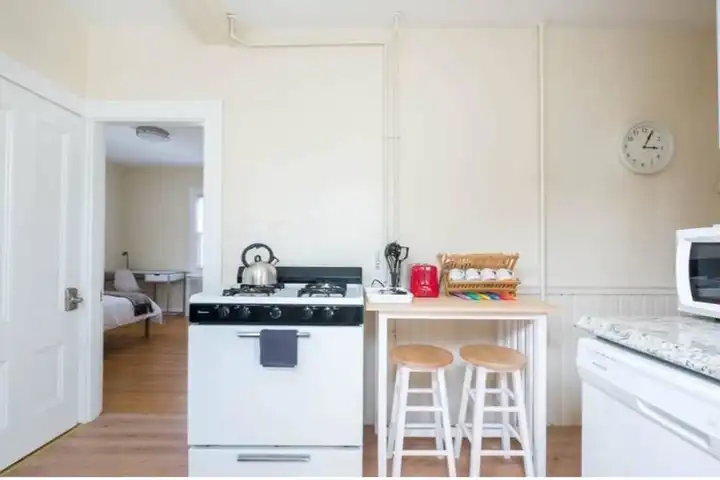 8 Eliot Ave unit 3 Room D - Brookline, MA | Rent.