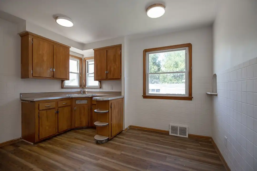 16011 Maplewood Ave – photo 1
