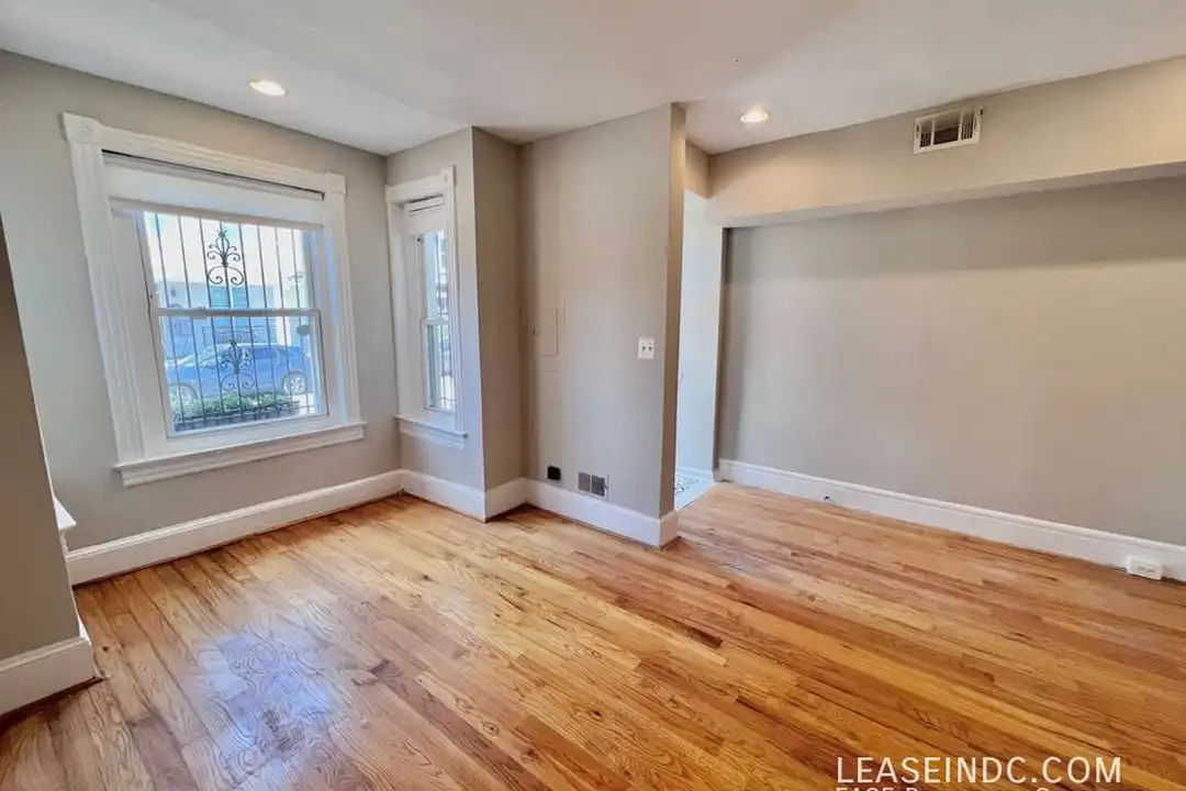 342 Elm St NW - View 4