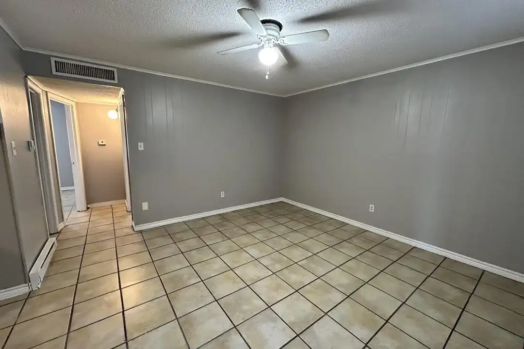 1600 Brentwood Dr – photo 1 of 8
