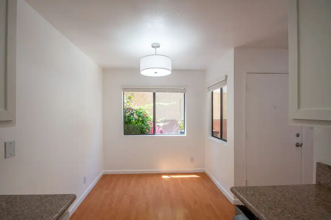 Apartment in Los Angeles, Valley Glen, Greater Valley Glen Neighborhood Council District - View 5
