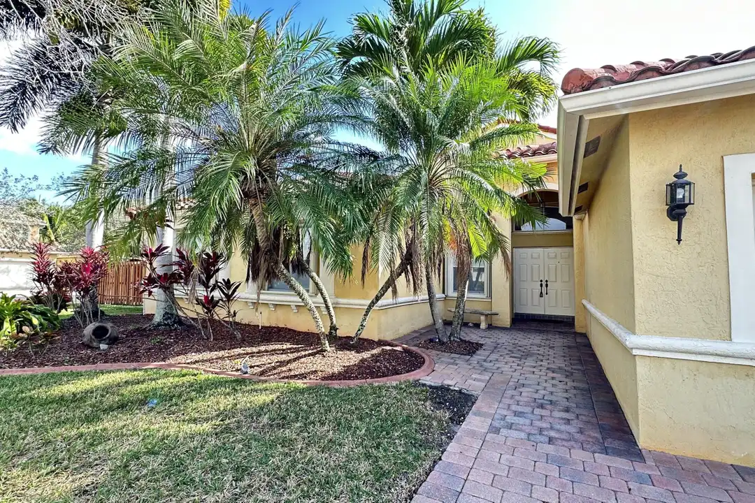 19010 SW 10th St - View 6
