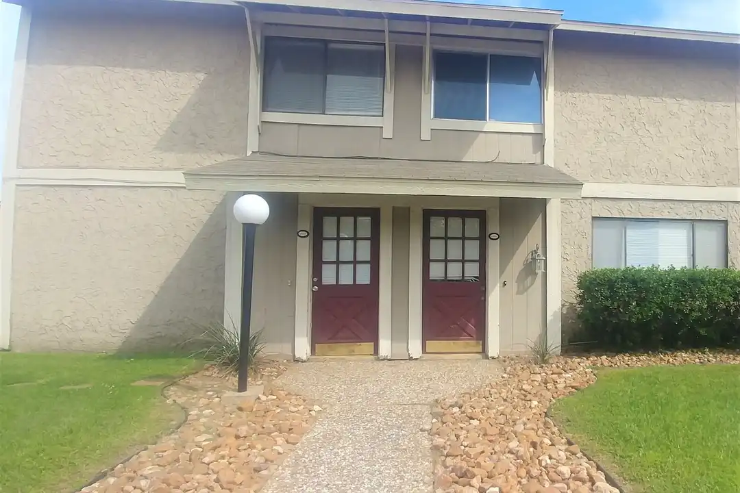 1400 Holleman Dr – photo 1