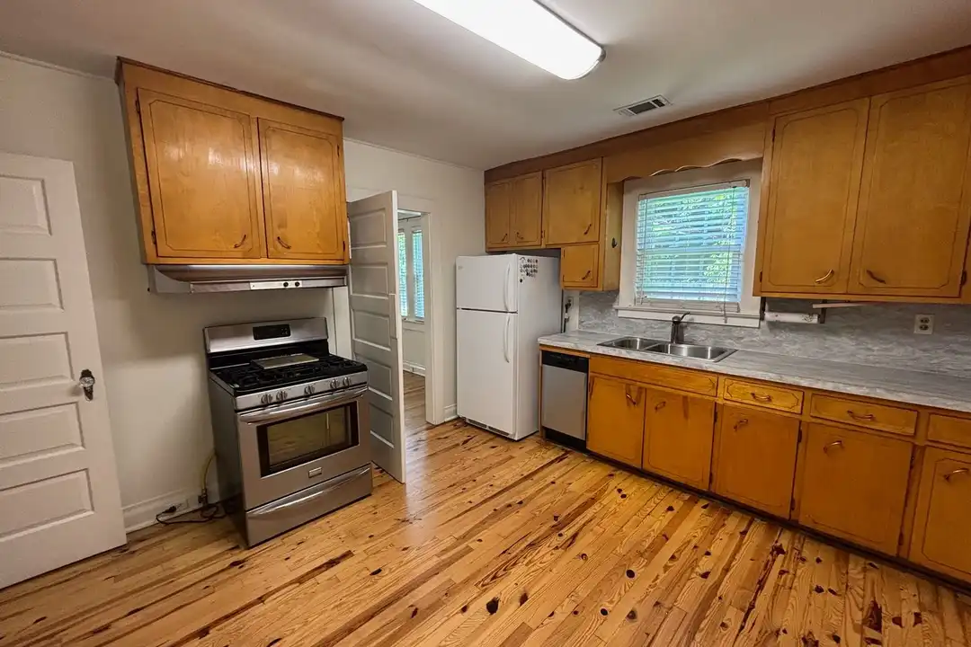 915 Brandon Ave - More