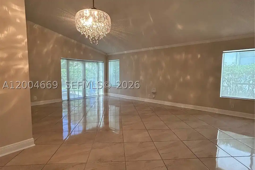 House in Weston - View 4
